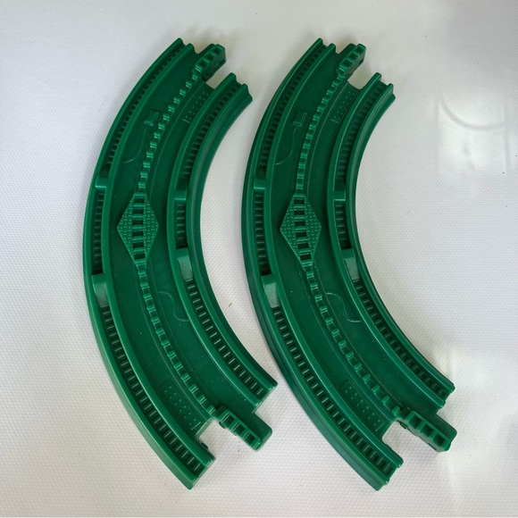 GeoTrax Replacement Railroad Small Curved Track 2 Piece Lot Green Fisher Price - Picture 1 of 2